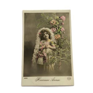 Vintage Franse nieuwjaarskaart – handgekleurde foto 1913 – romantisch meisje met rozen