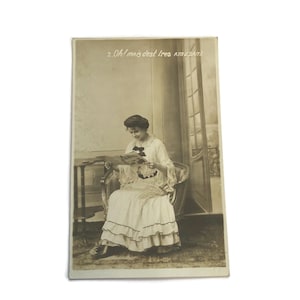 Carte postale française ancienne – « Oh ! mais c'est très amusant » – Lady Reading Comic Paper, vers 1900