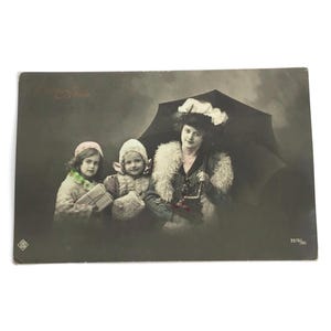 Antieke Franse ansichtkaart – Wintergroeten met moeder en kinderen – 'Bonne Année', handgekleurd, ca. 1910s