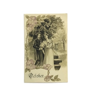 Vintage art nouveau-briefkaart jaren 1910 – 'oktober' – romantisch stel, bloemdessin met reliëf