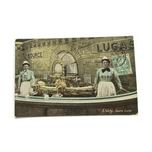 Postal antigua – Fuente Vichy Lucas – Escena de spa francés coloreada a mano