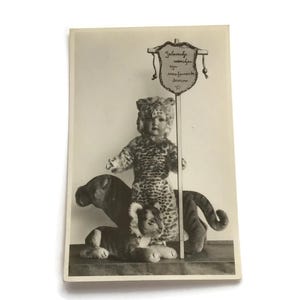 Postal vintage – Muñeca de 1939 con disfraz de leopardo – RPPC holandés de Bond Zonder Naam