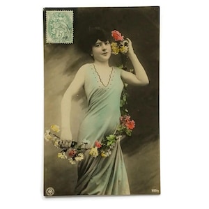 Vintage Franse ansichtkaart – art nouveau-dame met bloemenslinger – handgekleurde RPPC