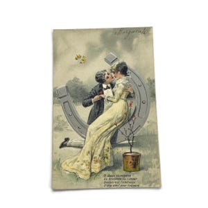 Antica cartolina in rilievo – Coppia romantica, ferro di cavallo portafortuna, primi anni del 1900, francese
