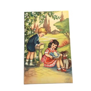 Carte postale vintage des années 50 - Enfants néerlandais avec bateau en papier, imprimée aux Pays-Bas