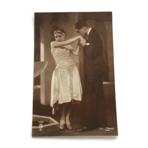 Vintage Franse ansichtkaart – man kust vrouw, J. Mandel romantische studiofoto ca. 1920