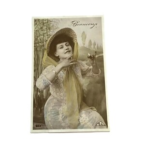 Antica cartolina francese del 1900: donna che gioca a "Mi ama" con Daisy
