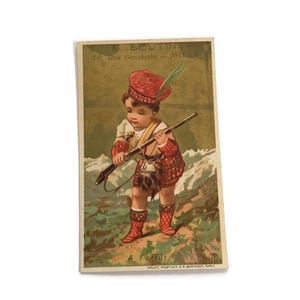 Carte postale ancienne de France - Garçon en tartan avec fusil, Lithographie victorienne des années 1890