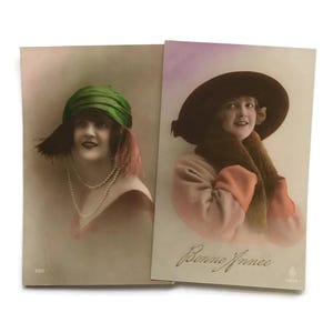 Sfilata di cappelli Art Déco – Set di 2 cartoline glamour colorate a mano, donne francesi degli anni '10-'20 con cappelli drammatici
