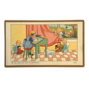 Peut inclure: Carte postale vintage avec une jeune fille à un bureau, entourée de chérubins. L'illustration présente une palette de couleurs chaudes, un sol à carreaux, un chat blanc et une valise marron. Le texte en bas se lit "EN LEID ONS NIET IN BEKORING".