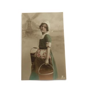 Carte postale hollandaise ancienne – Jeune fille avec des seaux et un moulin à vent – Début des années 1900