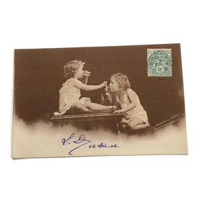 Carte postale photo française ancienne – Enfants des années 1900 buvant au siphon de soda