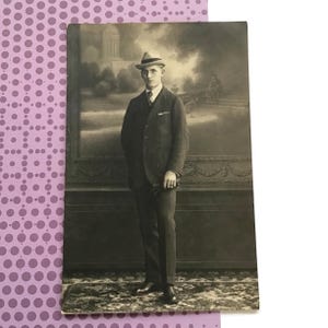 Gentiluomo in Fedora RPPC, ritratto in studio color seppia, c.1915–1925