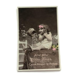 Vintage Franse nieuwjaarskaart – Allo! Allo! Meisje met telefoon – handgekleurde foto uit 1910