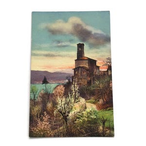 Carte postale vintage – Vieille église sur une colline – Scène de paysage européenne