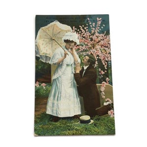 Antica cartolina francese – Scena di proposta di matrimonio in stile Belle Époque – Momento romantico in giardino, dipinto a mano, circa 1900