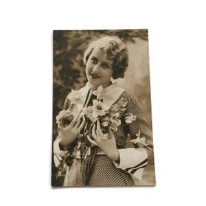 Antieke Franse briefkaart | Sepiaportret van vrouw met bloemen | Verzonden