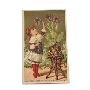 Antica carta litografica francese – “Je vais la couper…” – Ragazza vittoriana con forbici e fiori