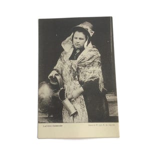 Cartolina fotografica francese d'epoca – Lattaia fiamminga con brocca di rame – Costume popolare, arredamento rustico