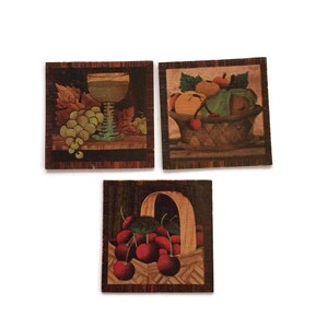 Petits carreaux de tabac en bois allemands vintage – Marque de Garbáty Kur, Nature morte aux fruits et au vin - Lot de 3