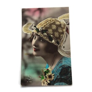 Handgekleurde Franse ansichtkaart – Glamoureuze vrouw met gebloemde kanten hoed (ca. jaren 1920)