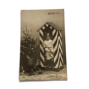Cartolina di Natale francese d'epoca – Bambino in costume da soldato giocattolo con albero di Natale – RPPC c.1910