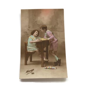 Postal belga antigua – Fotografía coloreada a mano – Romance escolar – Década de 1920