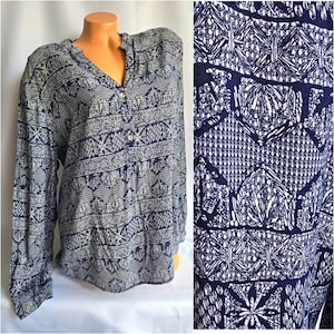 Vintage V neck top, loose fit viscose blue blouse with white print , elegant  Ladies blouse L-XL