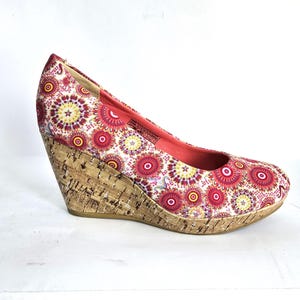 Puede incluir: Un letrero de madera rústico con la frase "Welcome to our porch" en letras blancas. El letrero presenta un acabado envejecido y un diseño sencillo y acogedor, ideal para la decoración exterior.