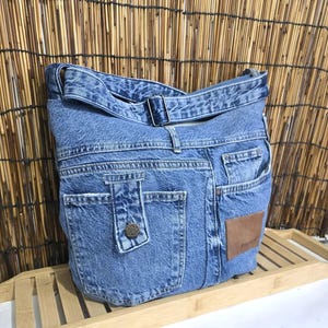 Upcycled jeans hobotas - denim crossbody messenger schoudertas - duurzaam cadeau voor haar, maat 16 / 14 in