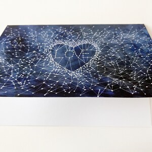 Peut inclure: Une carte bleue et blanche avec un motif de constellation repr&eacute;sentant un c&oelig;ur avec le mot "LOVE" &agrave; l'int&eacute;rieur. La carte est vierge &agrave; l'int&eacute;rieur pour &eacute;crire un message.