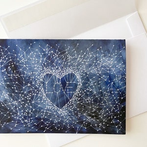 Peut inclure: Une peinture &agrave; l'aquarelle d'un ciel nocturne bleu fonc&eacute; avec des &eacute;toiles blanches et une constellation blanche en forme de c&oelig;ur avec le mot "LOVE" &agrave; l'int&eacute;rieur.