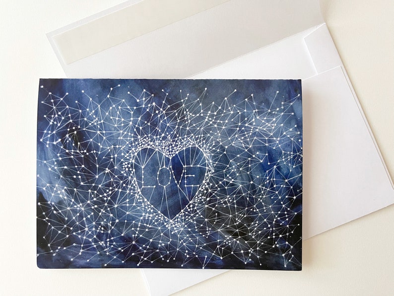 Peut inclure: Une peinture &agrave; l'aquarelle d'un ciel nocturne bleu fonc&eacute; avec des &eacute;toiles blanches et une constellation blanche en forme de c&oelig;ur avec le mot "LOVE" &agrave; l'int&eacute;rieur.