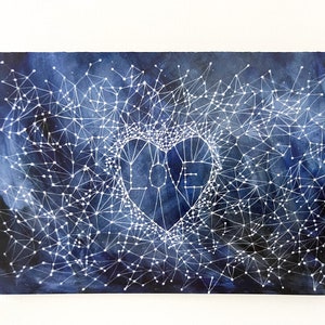 Peut inclure: Une peinture &agrave; l'aquarelle d'un ciel nocturne bleu fonc&eacute; avec des &eacute;toiles blanches reli&eacute;es par des lignes formant une constellation en forme de c&oelig;ur avec le mot "LOVE" &agrave; l'int&eacute;rieur.