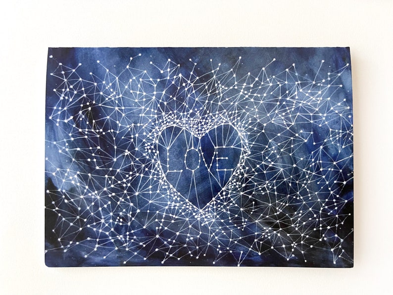 Peut inclure: Une peinture &agrave; l'aquarelle d'un ciel nocturne bleu fonc&eacute; avec des &eacute;toiles blanches reli&eacute;es par des lignes formant une constellation en forme de c&oelig;ur avec le mot "LOVE" &agrave; l'int&eacute;rieur.