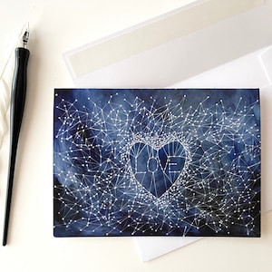 Peut inclure: Une peinture &agrave; l'aquarelle d'un ciel nocturne bleu fonc&eacute; avec des &eacute;toiles blanches et une constellation en forme de c&oelig;ur avec le mot "LOVE" &agrave; l'int&eacute;rieur.