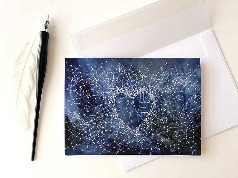Peut inclure: Une peinture &agrave; l'aquarelle d'un ciel nocturne bleu fonc&eacute; avec des &eacute;toiles blanches et une constellation en forme de c&oelig;ur avec le mot "LOVE" &agrave; l'int&eacute;rieur.