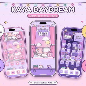 Può includere: Tre smartphone mostrano il tema animato Kaya Daydream con tavolozze di colori pastello viola e rosa. Gli schermi presentano illustrazioni di gatti, icone di app e widget. Testo: Kaya Daydream, 147 App Icons, 38 Widgets, 11:11, sweet dreams.