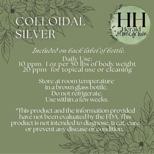 Op de afbeelding: Een olijfgroen etiket met witte tekst met details over het gebruik van "Collo&iuml;daal Zilver". Het etiket bevat het "HH Herald Homegrown" logo en bloemenillustraties. Instructies omvatten opslag- en gebruiksrichtlijnen.