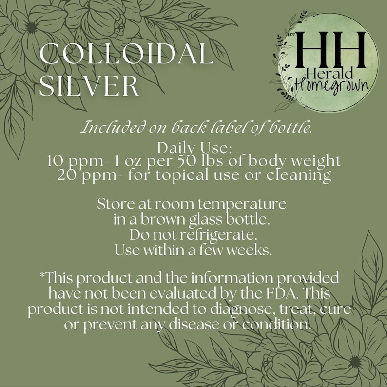 Op de afbeelding: Een olijfgroen etiket met witte tekst met details over het gebruik van "Collo&iuml;daal Zilver". Het etiket bevat het "HH Herald Homegrown" logo en bloemenillustraties. Instructies omvatten opslag- en gebruiksrichtlijnen.