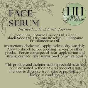 Pu&ograve; includere: Un'etichetta verde e bianca con il testo "FACE SERUM" in grandi caratteri grassetto. L'etichetta include anche il testo "HH Herald Homegrown" e un elenco degli ingredienti del siero, tra cui olio di ricino biologico, olio di semi neri, olio di rosa canina e olio di incenso. L'etichetta include anche le istruzioni per l'uso del siero.