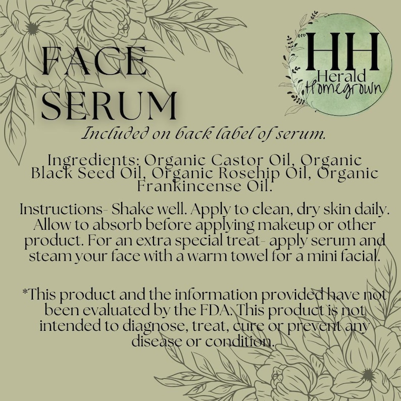 Pu&ograve; includere: Un'etichetta verde e bianca con il testo "FACE SERUM" in grandi caratteri grassetto. L'etichetta include anche il testo "HH Herald Homegrown" e un elenco degli ingredienti del siero, tra cui olio di ricino biologico, olio di semi neri, olio di rosa canina e olio di incenso. L'etichetta include anche le istruzioni per l'uso del siero.