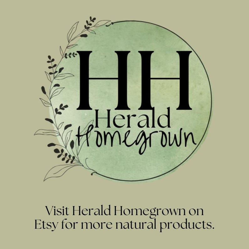 Pu&ograve; includere: Un cerchio verde acquerellato con le lettere HH e il testo "Herald Homegrown" in nero. Il testo "Visita Herald Homegrown su Etsy per altri prodotti naturali." &egrave; sotto il cerchio.
