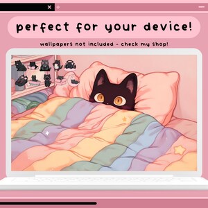 Może przedstawiać: Cyfrowa ilustracja wyświetlana na ekranie laptopa. Obraz przedstawia czarnego kota wyglądającego spod pastelowego koca. Tekst "perfect for your device!" znajduje się na g&oacute;rze. Widoczne są dodatkowe ilustracje kot&oacute;w.