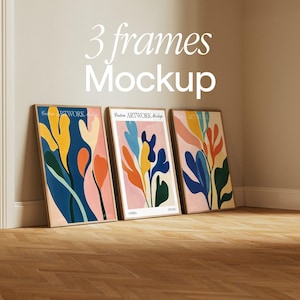 Op de afbeelding: Drie ingelijste abstracte kunstprints met een roze, blauwe, groene en gele kleurstelling. De prints hangen aan een witte muur met een houten vloer.