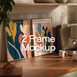 Peut inclure: Deux impressions d'art abstrait encadrées avec des motifs floraux colorés. Les cadres sont en bois et ont une finition brun clair. Les impressions sont accrochées à un mur au-dessus d'un comptoir en bois.