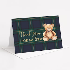 Puede incluir: Tarjeta de felicitación plegada con un patrón de cuadros azul marino, verde y dorado. La tarjeta presenta una ilustración de acuarela de un oso de peluche y el texto "Thank You FOR MY GIFT!" en letras doradas.