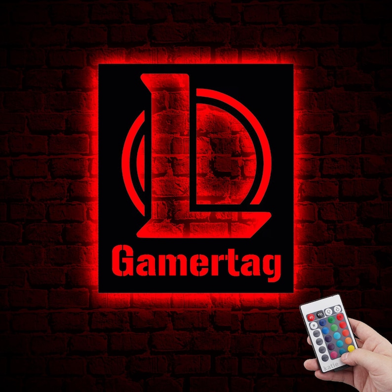 Puede incluir: Un letrero LED rojo con fondo negro que presenta una letra L estilizada y el texto "Gamertag". El letrero est&aacute; iluminado con luz roja y viene con un control remoto.