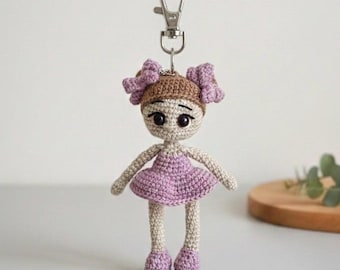 Portachiavi a forma di bambola all'uncinetto, ciondolo per borsa a forma di bambina in amigurumi, portachiavi in peluche fatto a mano, regalo