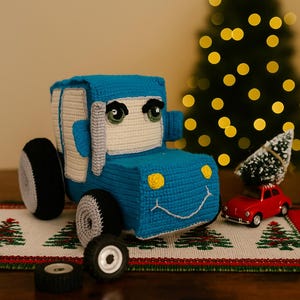 Handgehäkelter Weihnachtstraktor